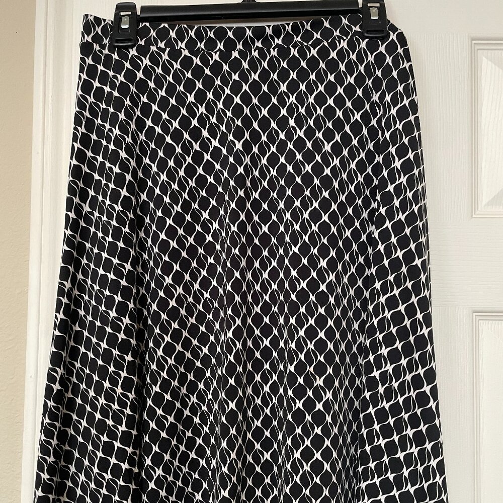 Gilli Women's Black and White Circle Skirt